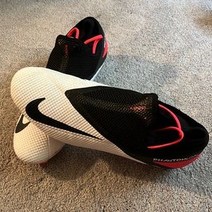 Nike PhantomVsn Soccer cleats 
Size 11
Worn Once
White, Black, Pink coloring